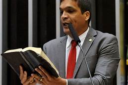 Cabo Daciolo que éEvangélico, declara apoio a pai de santo em disputa pelo Senado