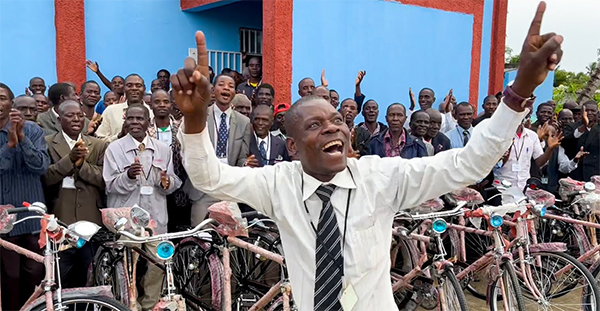 Pastores explodem em grande alegria e gratidao a Deus ao receberem bicicletas para pregar. ASSISTA O VIDEO