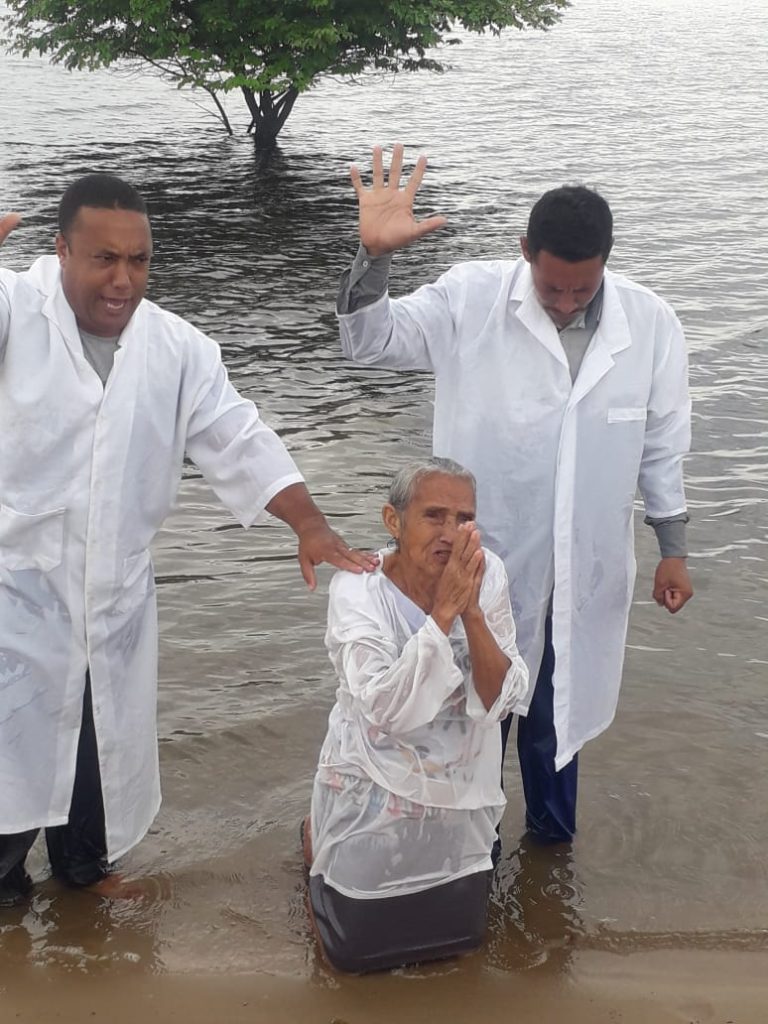 Mulher que praticava a feitiçaria se entrega a Jesus e é batizada nas aguas. Segundo escreveu o Missionário Maurinho. ASSISTA VIDEO DO BATISMO