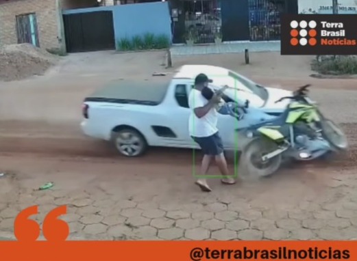 Livramento: Carro em alta velocidade atinge motocicleta e  homem livra bebê da morte Deus existe; VEJA VÍDEO