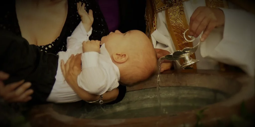 TRISTE! Padre batiza bebê com ácido após confundir líquido com água Criança precisou ser levada ao hospital, mas não sofreu lesões graves