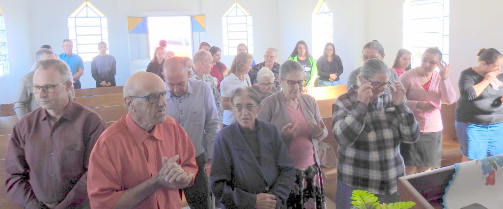 Culto Missionário na Coxilha do Fogo foi marcado pela presença de Deus e muitos foram cheio do Espírito. E duas almas  aceitaram a Cristo. veja fotos