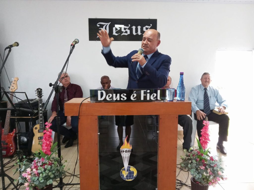 Álbum de fotos culto na Assembléia de Deus Gideões Florida com Valdir Roxo e Cantor Vinicius Farias